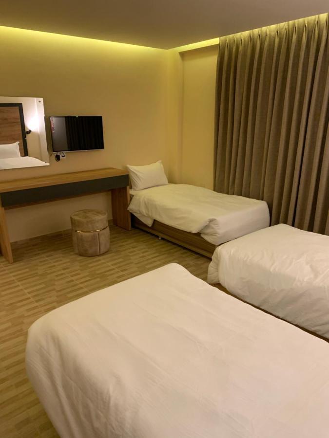 The Palm Hotel Aqaba Esterno foto