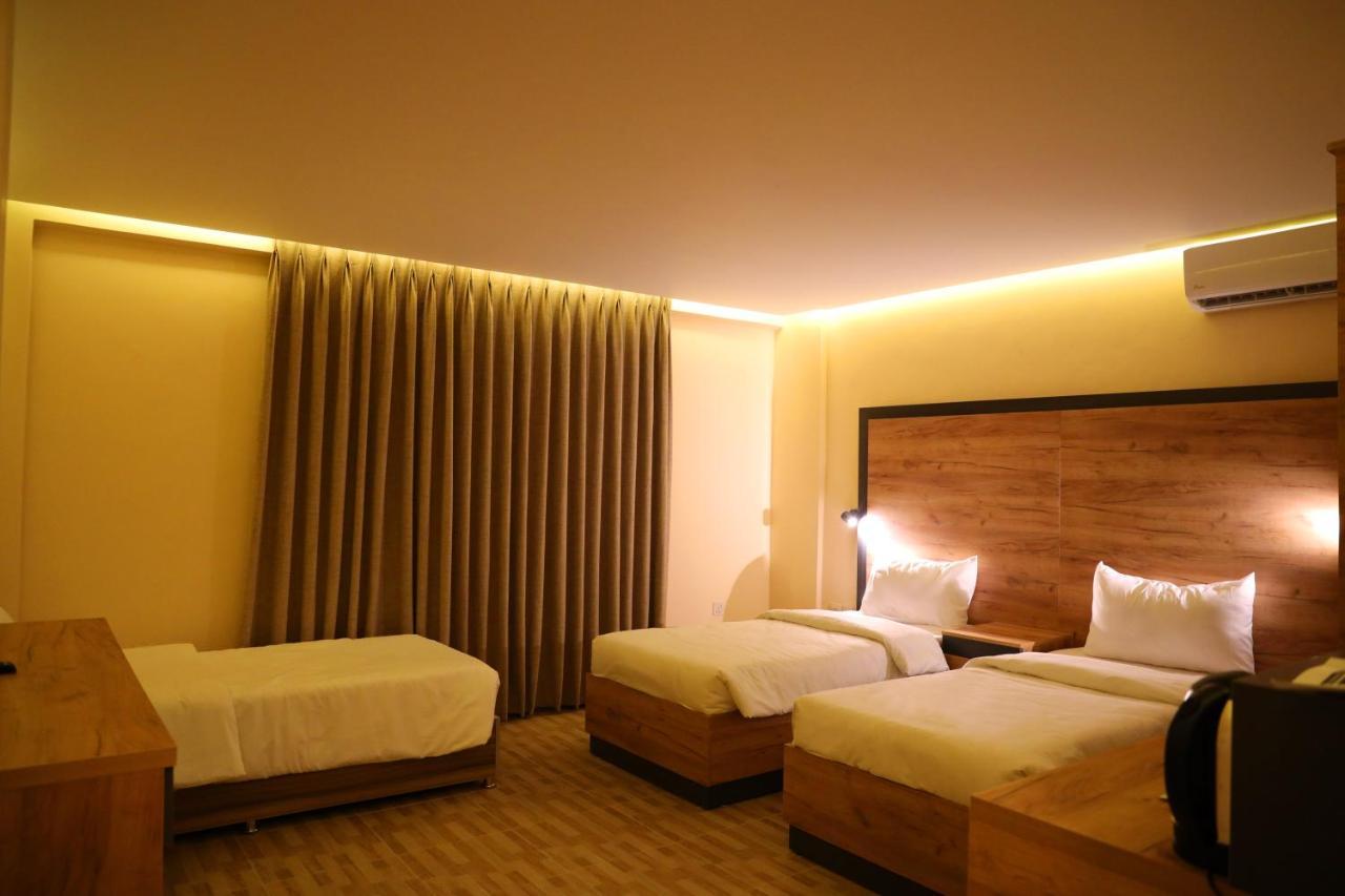 The Palm Hotel Aqaba Esterno foto