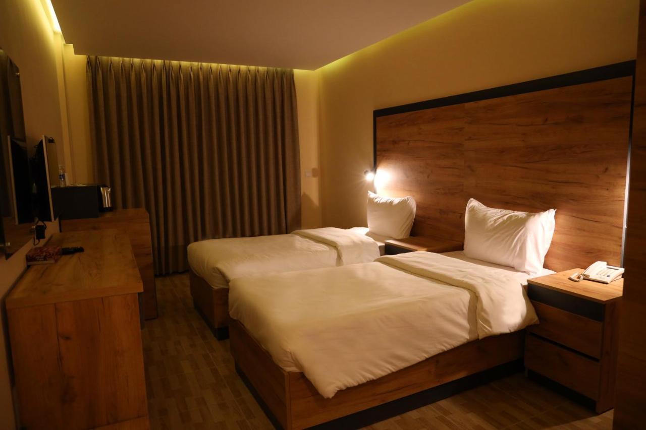 The Palm Hotel Aqaba Esterno foto